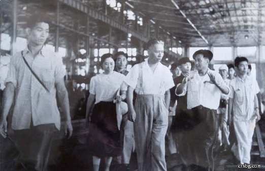 1954年8月中央人民政府副主席刘少奇及夫人王光美视察工厂