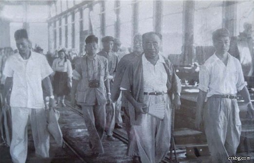 1954年8月中央人民政府副主席朱德视察工厂