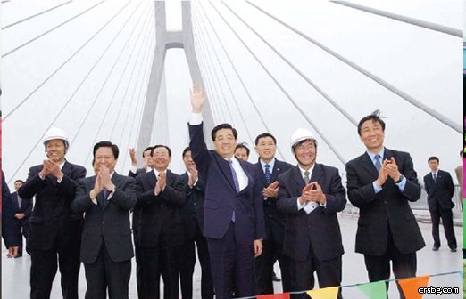 2005年5月1日胡锦涛视察润扬长江大桥