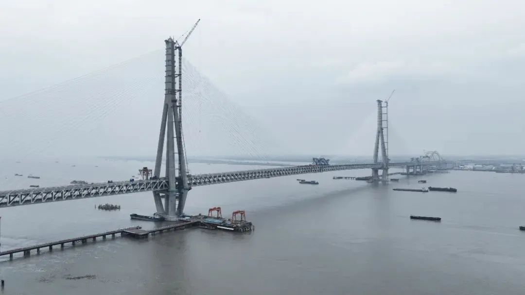 常泰长江大桥合龙.jpg